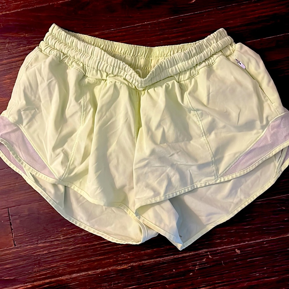 Hotty Hot Lulu Lemon 2.5” Highlighter Green Shorts GUC - Size 6 reg
